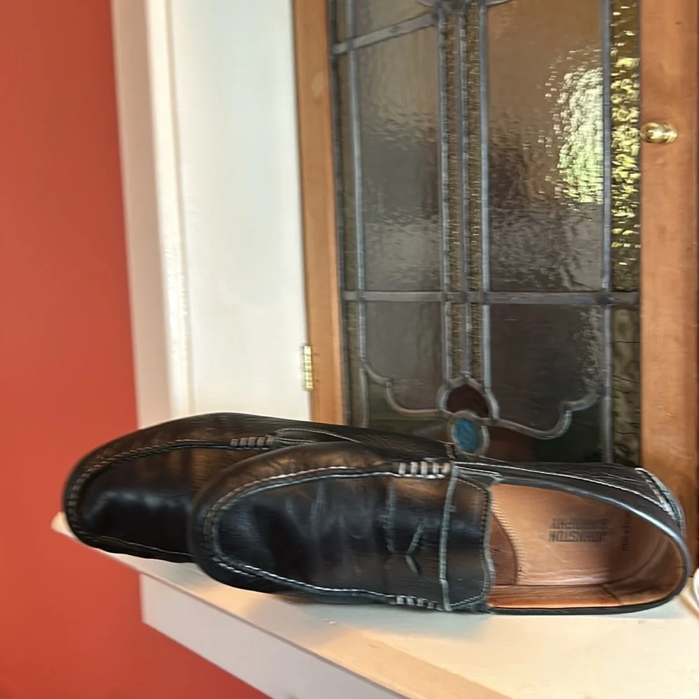 Men’s 8M brown leather loafers by Johnston &Murphy
